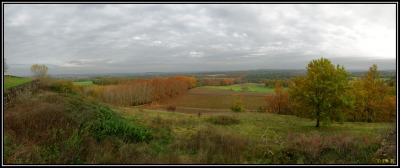 Automne en Aquitaine
Vue d'automne depuis la terrasse du chateau de Montaigne sur la ville de Saint-Michel-de-Montaigne  près de Castillon la Bataille et de Saint Emilion.
Mots-clés: Automne montaigne chateau castillon la bataille