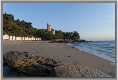 La plage de l'Anse Rouge et la tour Plantier
Vue depuis la plage sur les cabanes et la tour Plantier.
Keywords: anse rouge noirmoutier levée du jour