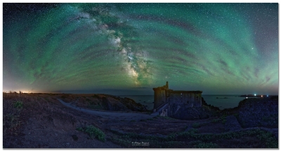 Le vieux château - île d'Yeu
Photo réalisée depuis le vieux château sur l'île d'Yeu  en Vendée durant un séjour de 4 jours sur l'île avec 2 amis en astrophotographie.
Nous avons eu la chance d'avoir de l'airglow ce soir-là, ces bandes luminescentes vertes.

Photo panoramique réalisée à partir de 4 x 5 prises de vues  de 13.0 s à f2.0 iso 6400, puis empilées, et 4 prises  de 8.0 s à f/8.0 iso 320  pour le sol.
Mots-clés: vendée île d'yeu voie lactée château
