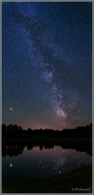 Voie lactée sur l'étang des Roziers 
Prise de vues réalisée depuis la base de loisirs  du Béal des Roziers entre Messeix et Savennes dans le Puy de Dôme en Auvergne.
2 photos assemblées  pour former cette vue verticale.
Mots-clés: voie-lactée Auvergne Puy-de-Dôme 2018 Messeix