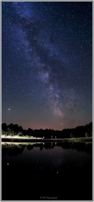 Voie lactée sur l'étang des Roziers 
Prise de vues réalisée depuis la base de loisirs  du Béal des Roziers entre Messeix et Savennes dans le Puy de Dôme en Auvergne.
2 photos assemblées  pour former cette vue verticale.
Passage d'une voiture au moment de la photo débouche le paysage.
Mots-clés: voie-lactée Auvergne Puy-de-Dôme 2018 Messeix